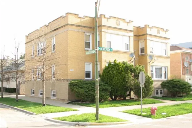 $1,300 | 5056 West Henderson Street, Unit 1E, Chicago, IL 60641