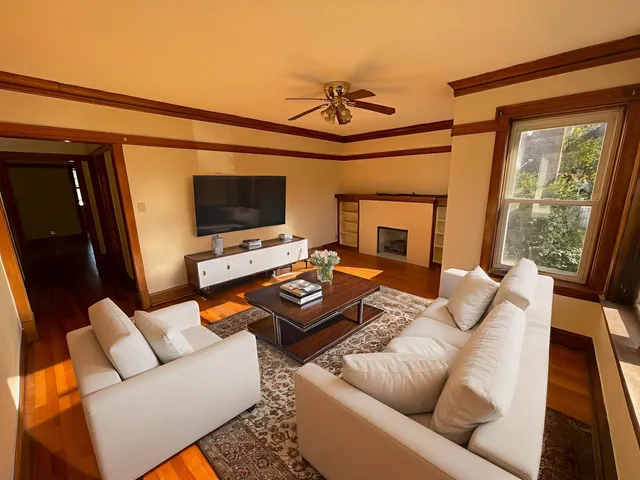 $1,300 | 5056 West Henderson Street, Unit 1E, Chicago, IL 60641