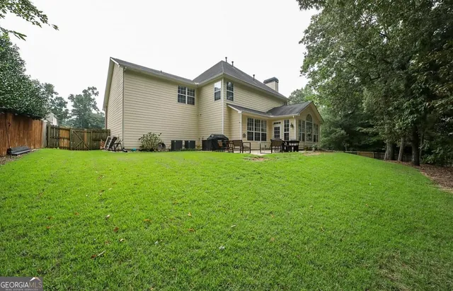 a view of a house with a yard and plants