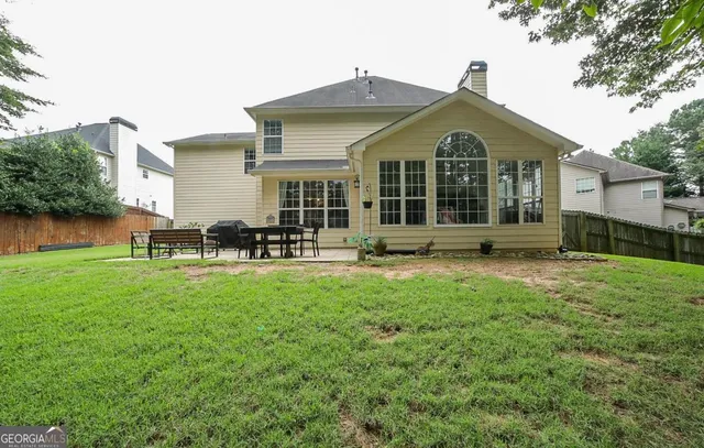 a view of a house with backyard and a garden