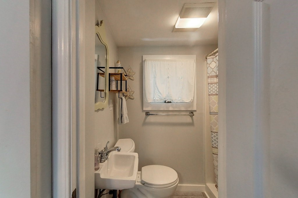 33 Warren Avenue Middletown, RI 02842 - Photo 8 of 12