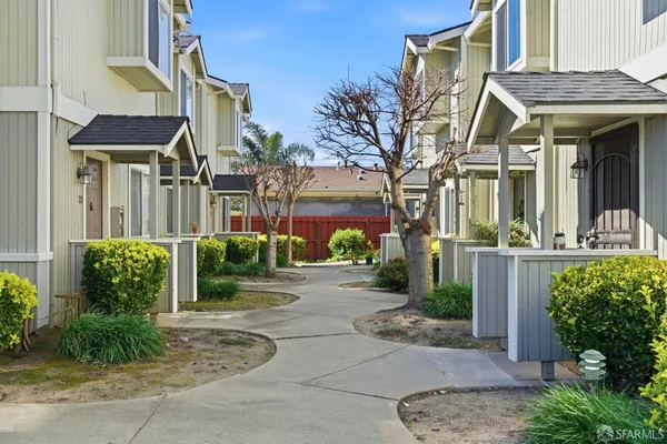 $600,000 | 21564 Meekland Avenue, Unit 2, Hayward, CA 94541