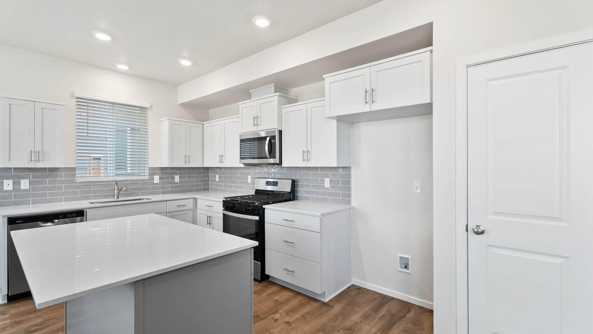 61172 Southeast Splendor Lane Bend, OR 97702 - Photo 5 of 26 005 kitchen