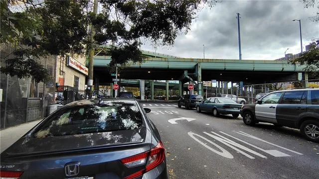 a row of cars parked in front of a building