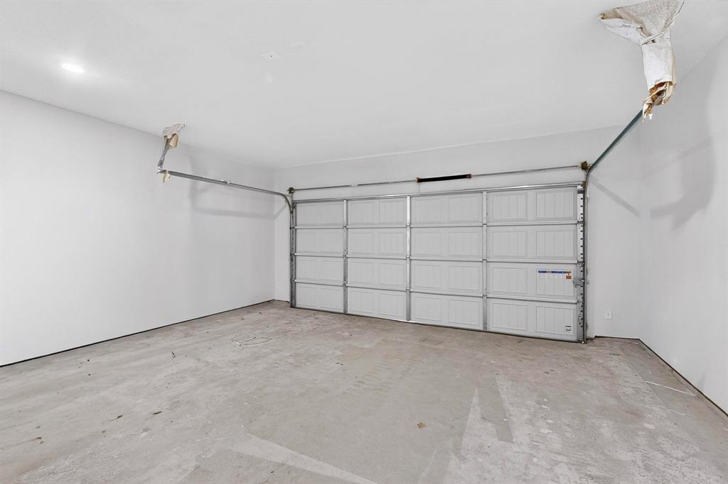 4606 Metropolitan Avenue Dallas, TX 75210 - Photo 19 of 21 a view of a garage