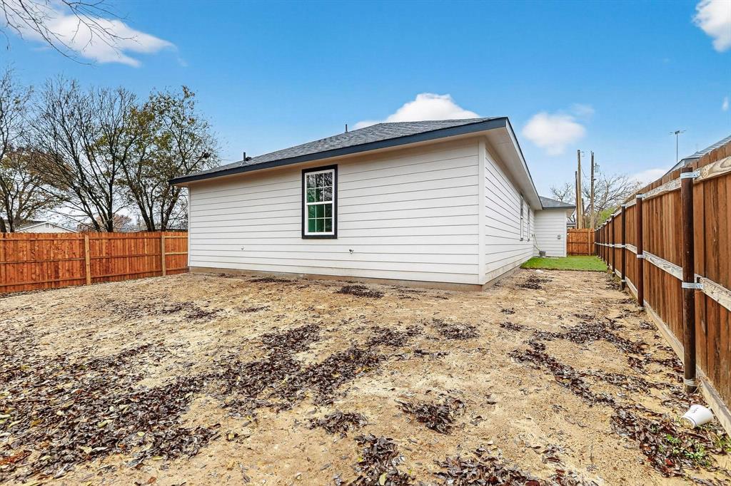 4606 Metropolitan Avenue Dallas, TX 75210 - Photo 20 of 21 a backyard of a house