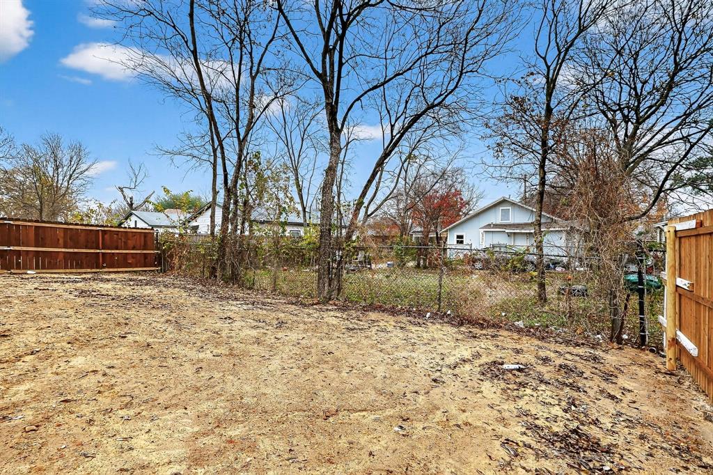4606 Metropolitan Avenue Dallas, TX 75210 - Photo 21 of 21 a backyard of a house with lots of green space