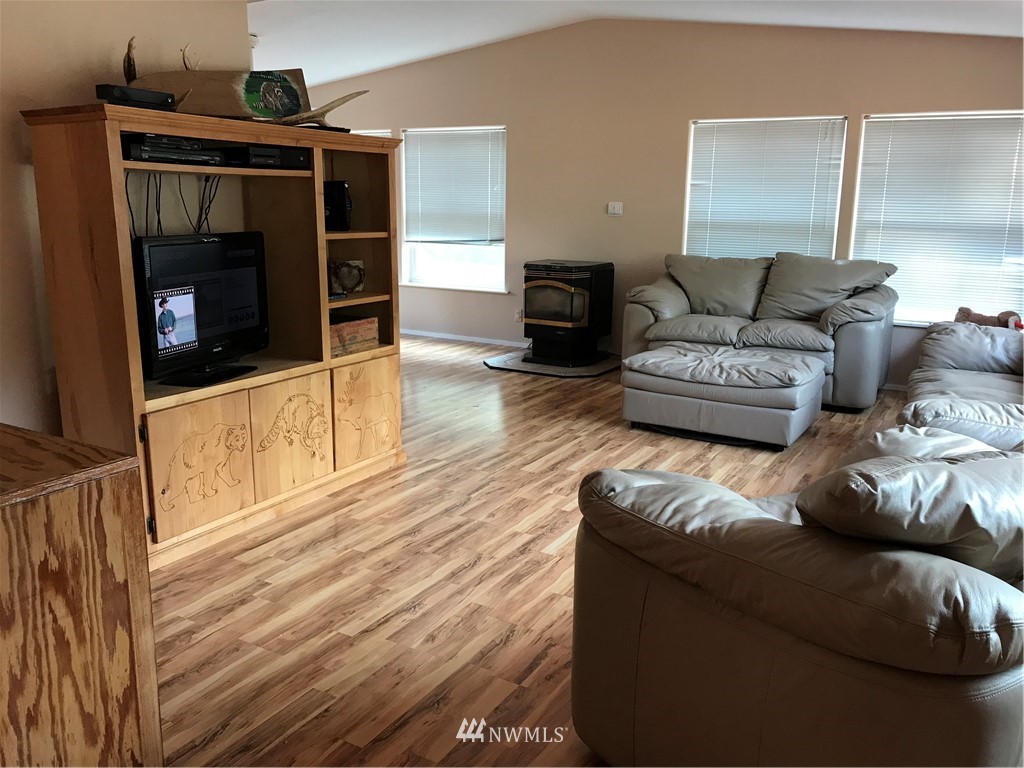 311 Upper West Road Castle Rock, WA 98611 - Photo 3 of 16 Gallery Image 3