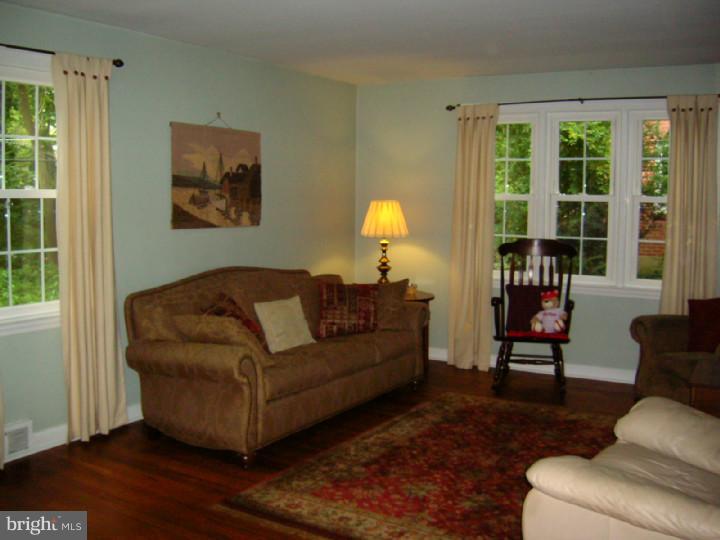 213 School Lane Springfield, PA 19064 - Photo 3 of 18 Living Room
