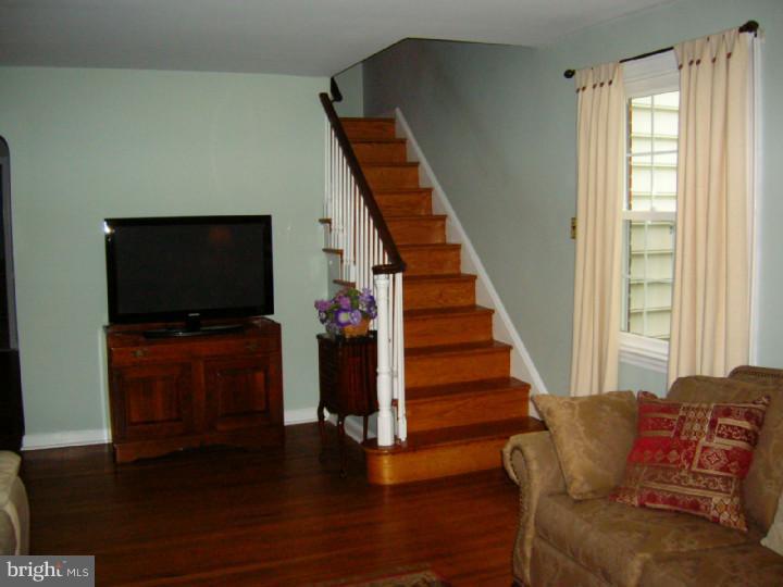 213 School Lane Springfield, PA 19064 - Photo 4 of 18 Living Room