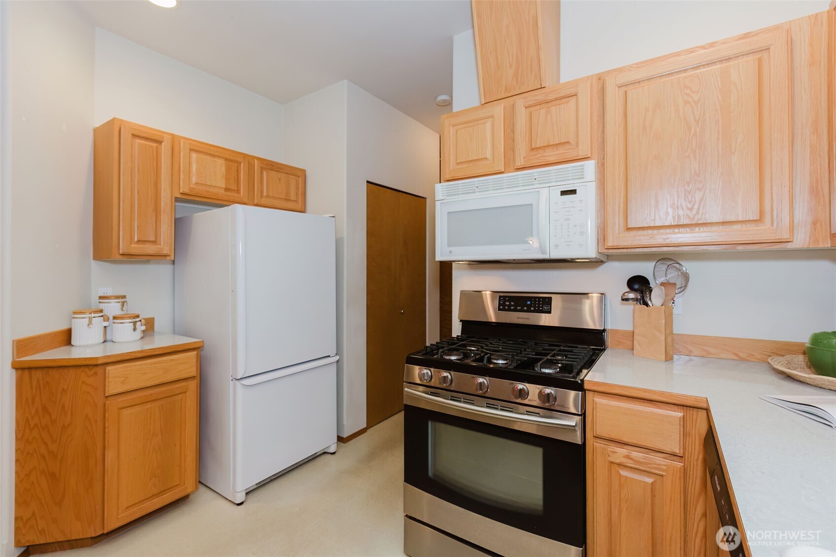 8911 Roanoke Road Northeast Bremerton, WA 98311 - Photo 15 of 40 a kitchen with appliances a sink and a stove