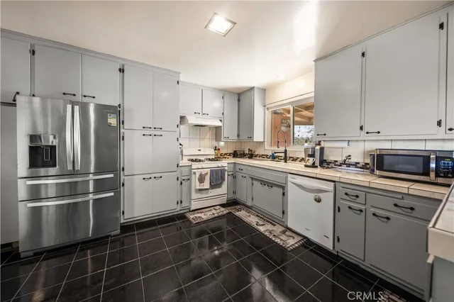 $380,000 | 10872 Peach Avenue, Hesperia, CA 92345