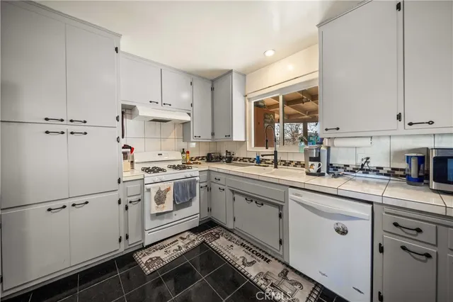 $380,000 | 10872 Peach Avenue, Hesperia, CA 92345