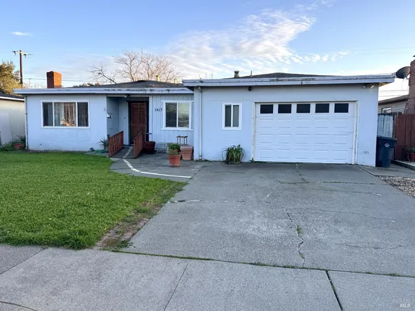 a view of a house with backyard and garden