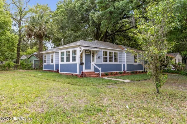a view of a house with a backyard