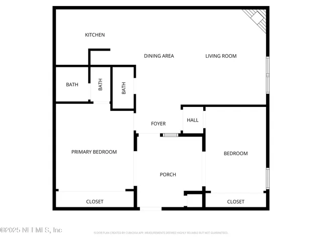 a view of a yard with a house