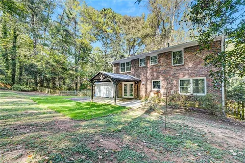 a view of a yard in front of house