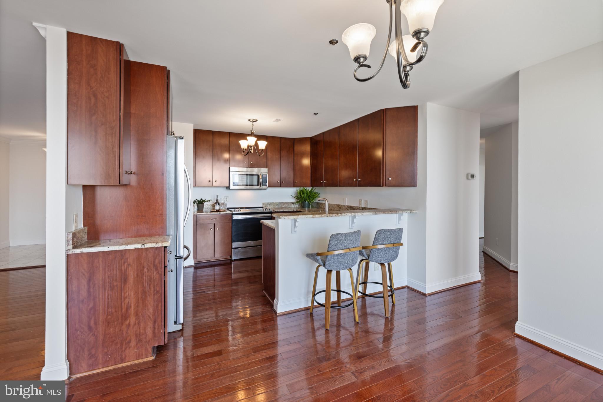 100 Harborview Drive, Unit 910 Baltimore, MD 21230 - Photo 6 of 44 Kitchen bar area