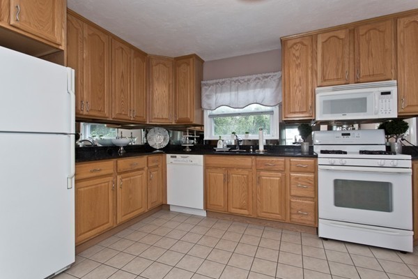 37 Raymond Road Salem, MA 01970 - Photo 5 of 12 Gallery Image 5