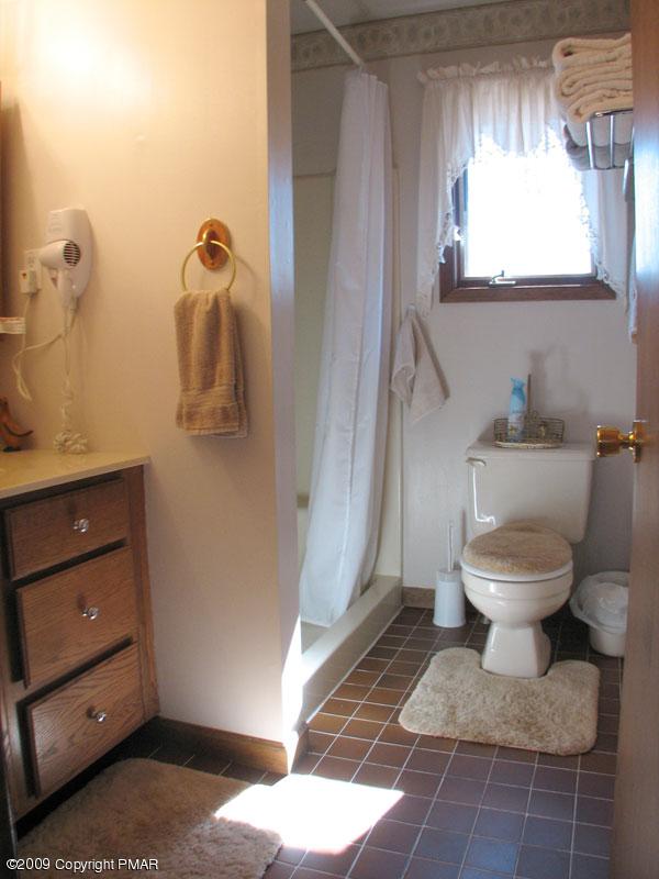 13 Cumberland Road Pocono Pines, PA 18350 - Photo 16 of 16 2nd Bath