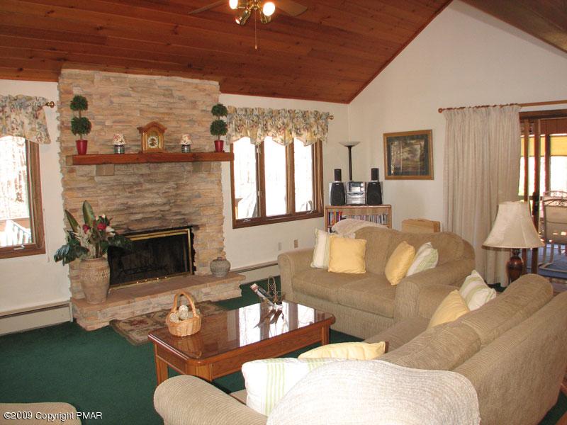 13 Cumberland Road Pocono Pines, PA 18350 - Photo 3 of 16 Living Room