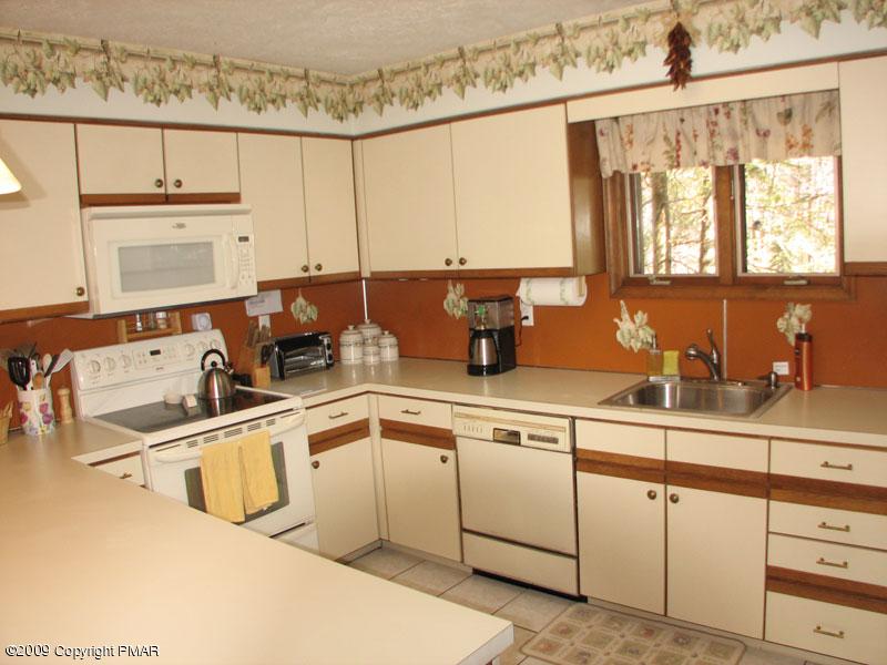 13 Cumberland Road Pocono Pines, PA 18350 - Photo 7 of 16 Kitchen