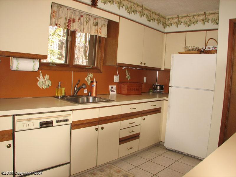 13 Cumberland Road Pocono Pines, PA 18350 - Photo 8 of 16 Kitchen