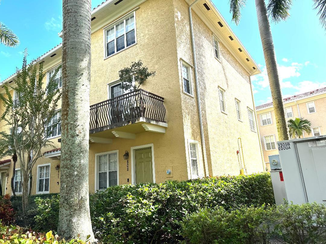 808 University Boulevard Jupiter, FL 33458 - Photo 2 of 16 a view of a building next to a big yard