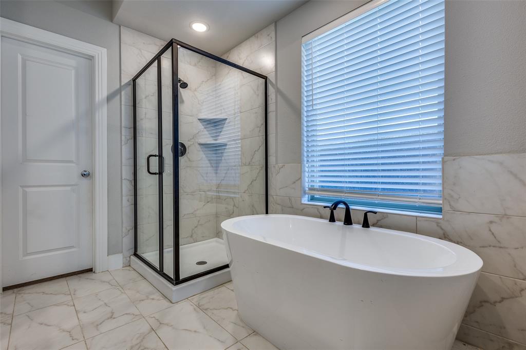 1821 Eagle Landing Van Alstyne, TX 75495 - Photo 23 of 37 Primary bathroom