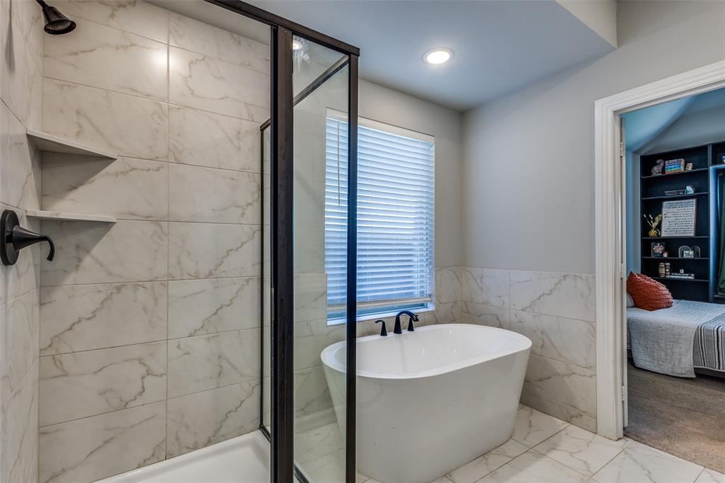1821 Eagle Landing Van Alstyne, TX 75495 - Photo 24 of 37 Primary bathroom