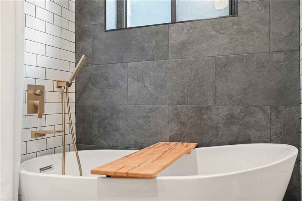 880 Glendale Terrace Northeast, Unit 9 Atlanta, GA 30308 - Photo 17 of 18 a bathroom with a bathtub