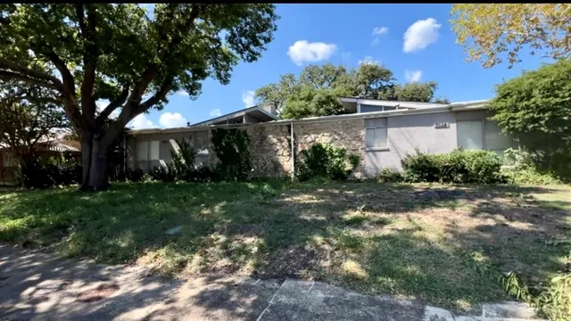 a view of a house with a yard and plants