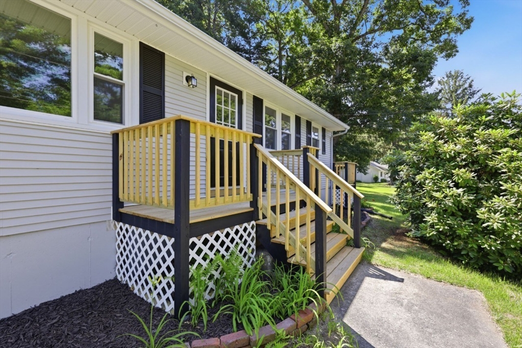 71 Beech Street Palmer, MA 01069 - Photo 4 of 38