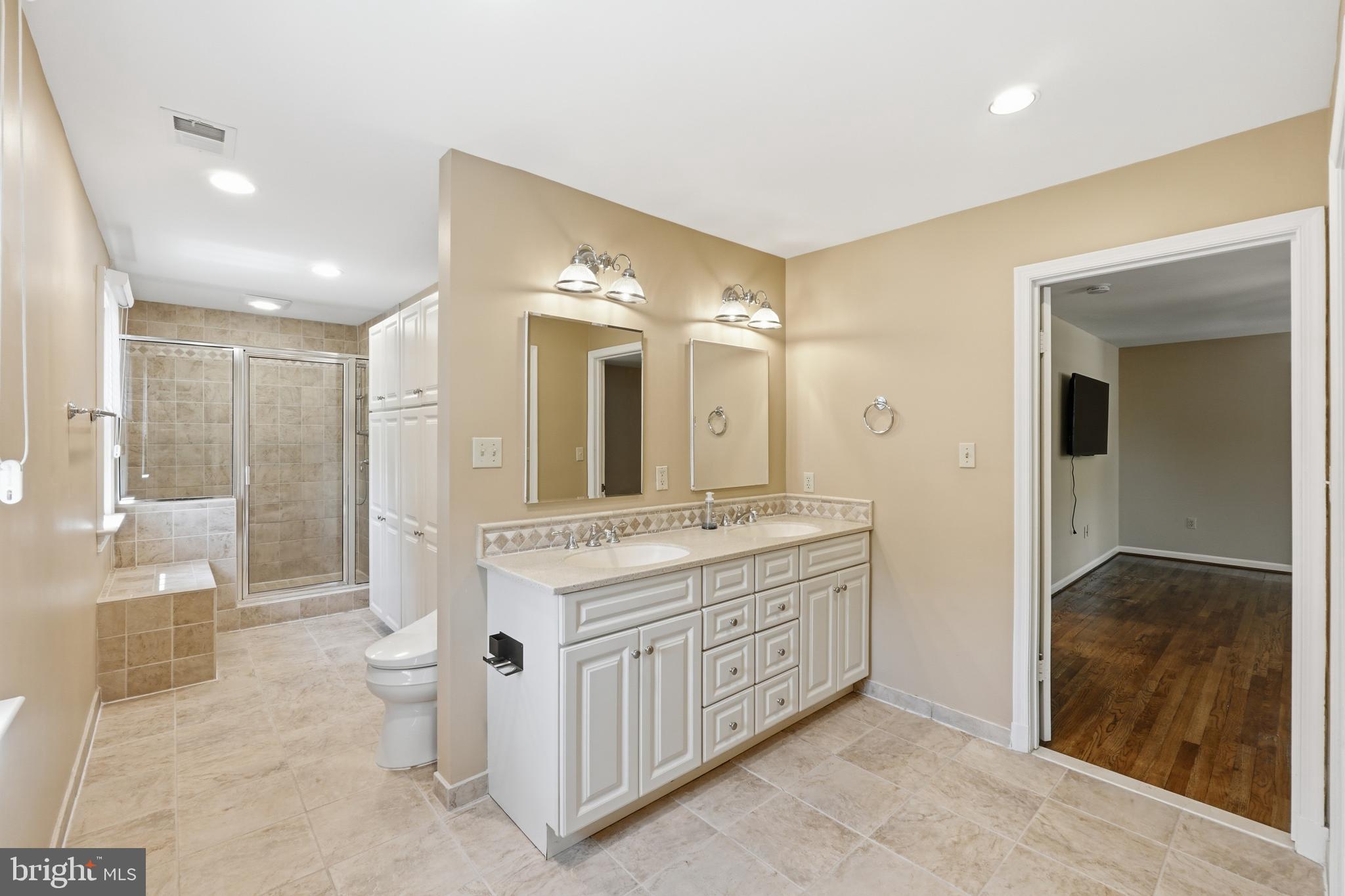 9904 Hall Road Potomac, MD 20854 - Photo 18 of 37 Primary Bathroom