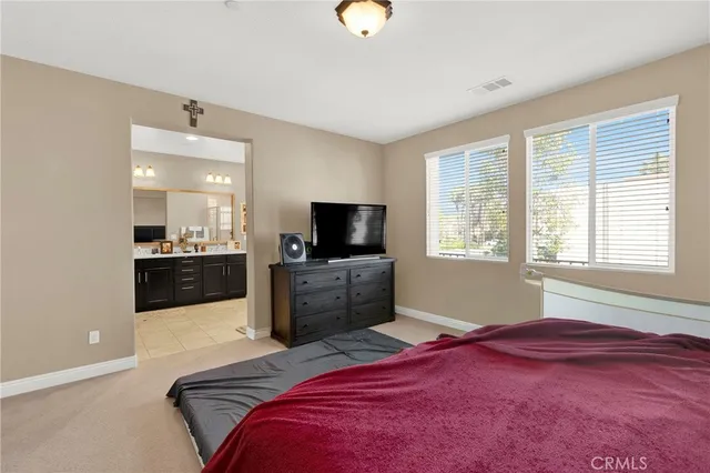 a en suite bathroom with a double vanity sink and mirror