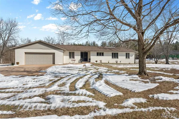 $540,000 | 2100 Marine Road, Highland, IL 62249