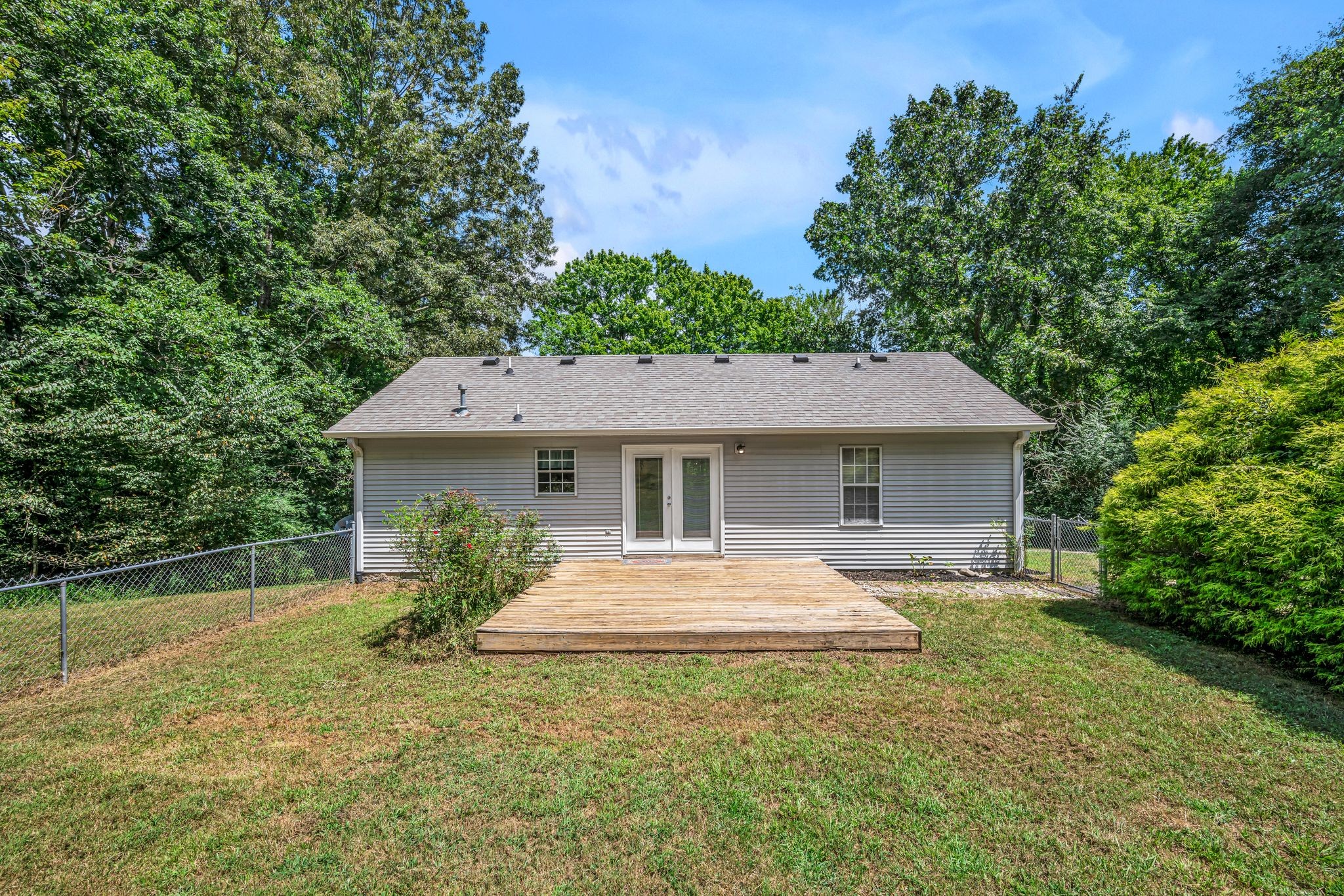 190 Gaskins Road Dickson, TN 37055 - Photo 23 of 25 front view of a house and a yard
