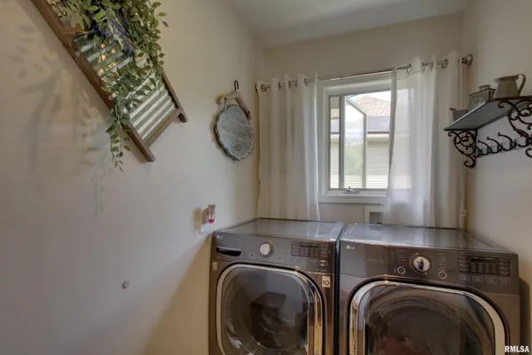 $479,000 | 2734 Parkwood Drive, Quincy, IL 62305