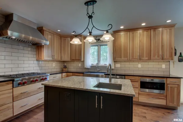 $479,000 | 2734 Parkwood Drive, Quincy, IL 62305