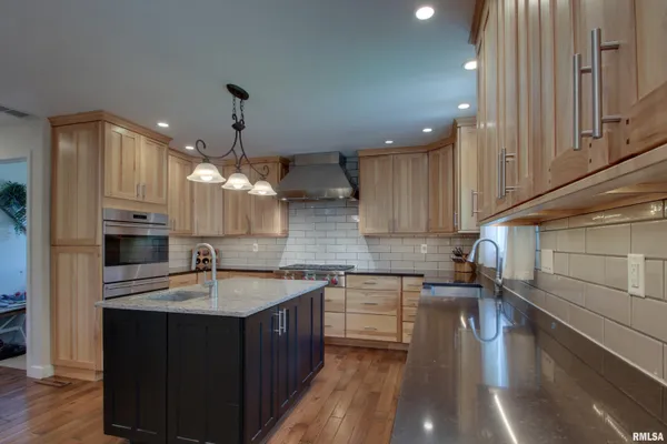 $479,000 | 2734 Parkwood Drive, Quincy, IL 62305