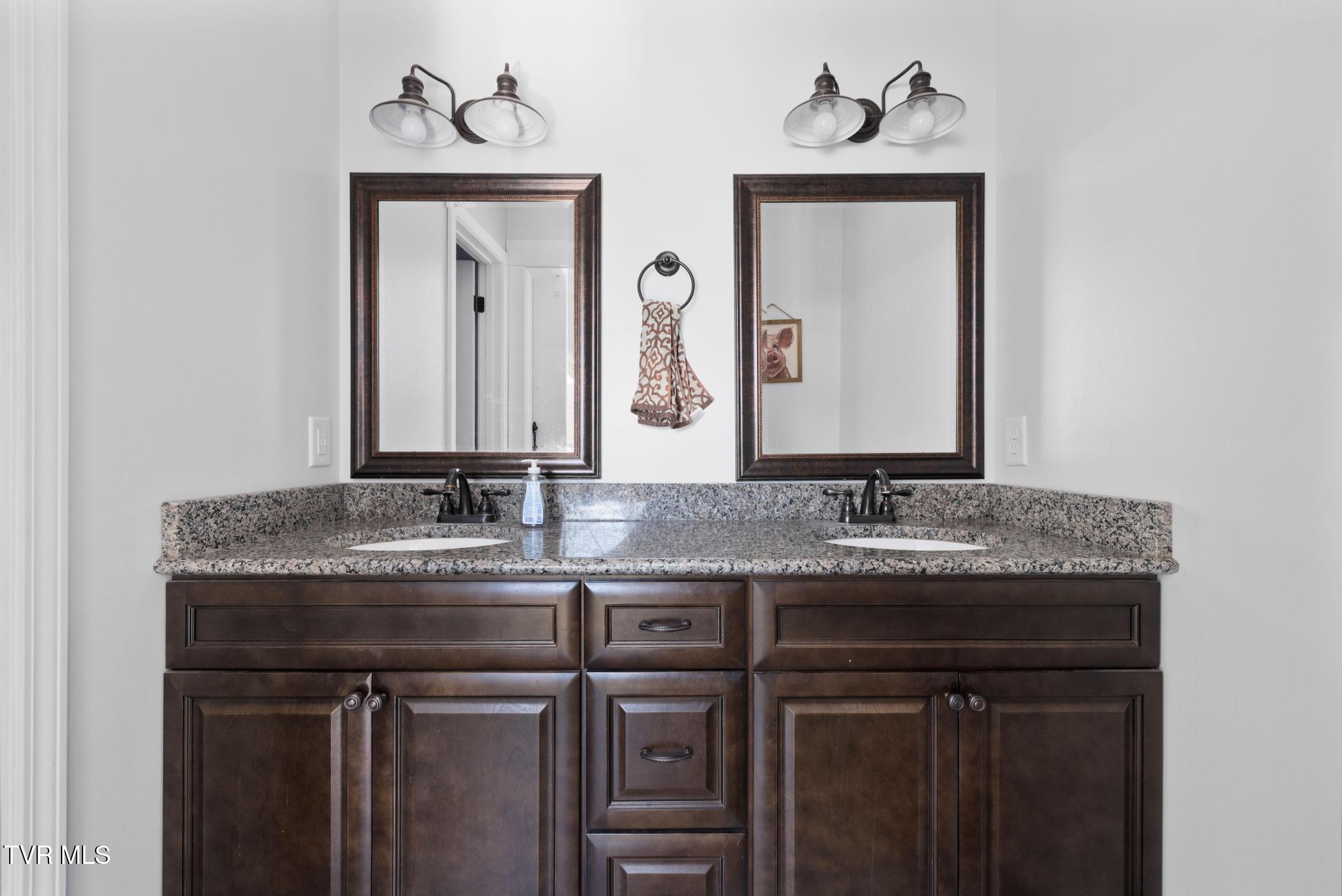 322 Arrowood Road Jonesborough, TN 37659 - Photo 38 of 58 Full bathroom 3