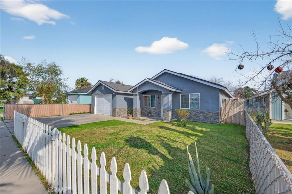 705 South C Madera, CA 93638 - Photo 12 of 50 a front view of a house with yard and porch