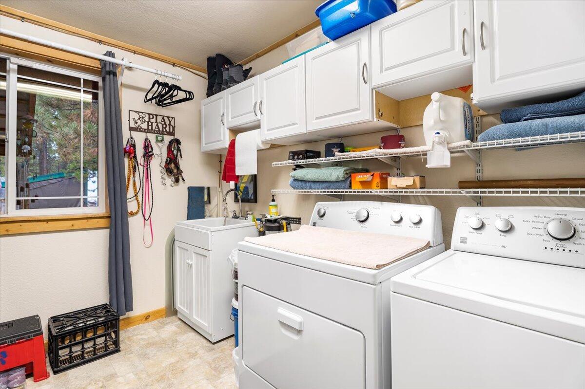1735 Rector Road La Pine, OR 97739 - Photo 26 of 40 Washer and Dryer Included