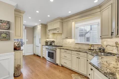 $1,050,000 | 128 Stuart Street, Lynbrook, NY 11563