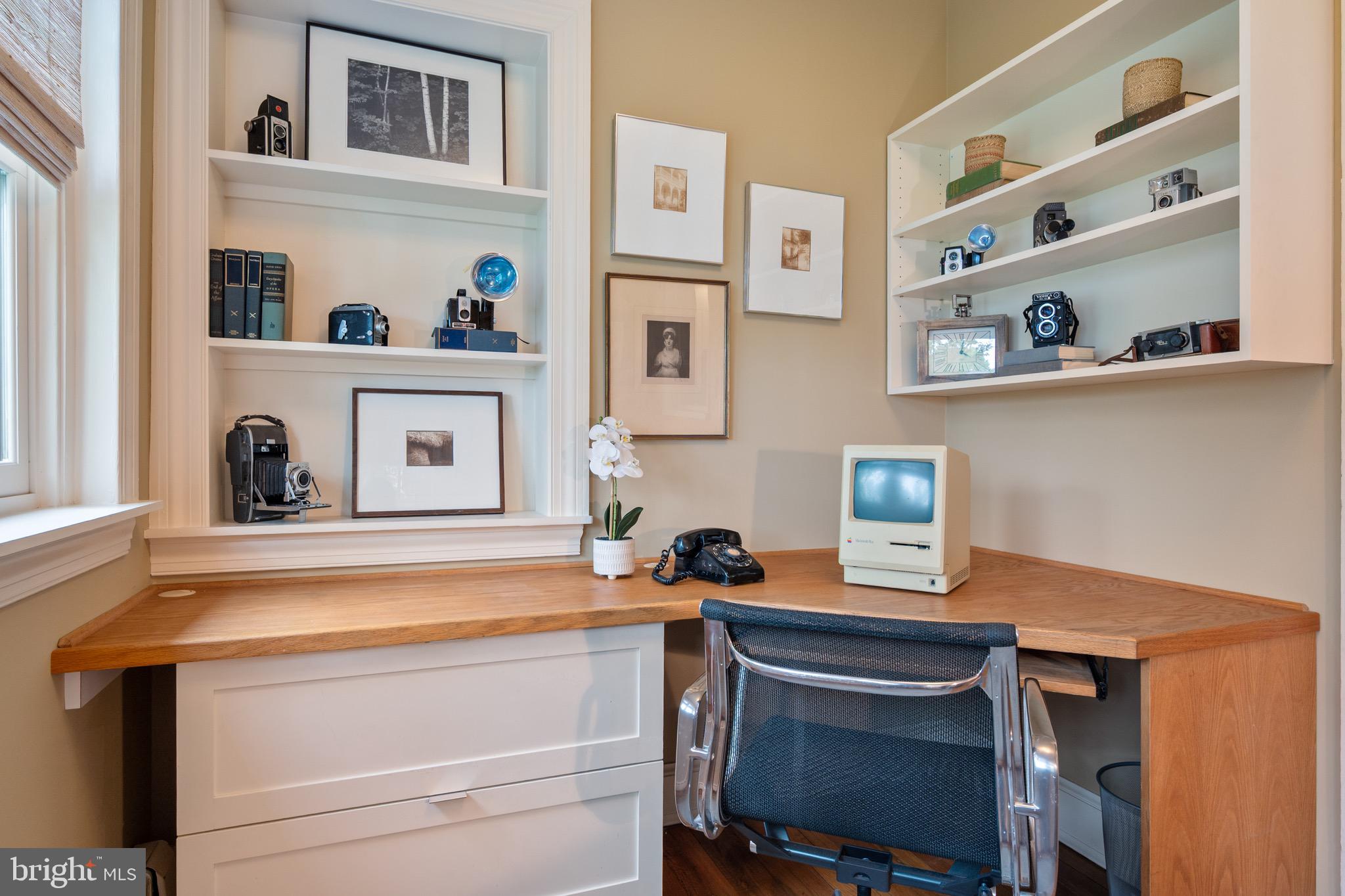 120 West Maple Street Alexandria, VA 22301 - Photo 20 of 100 a view of a workspace with furniture and wooden floor
