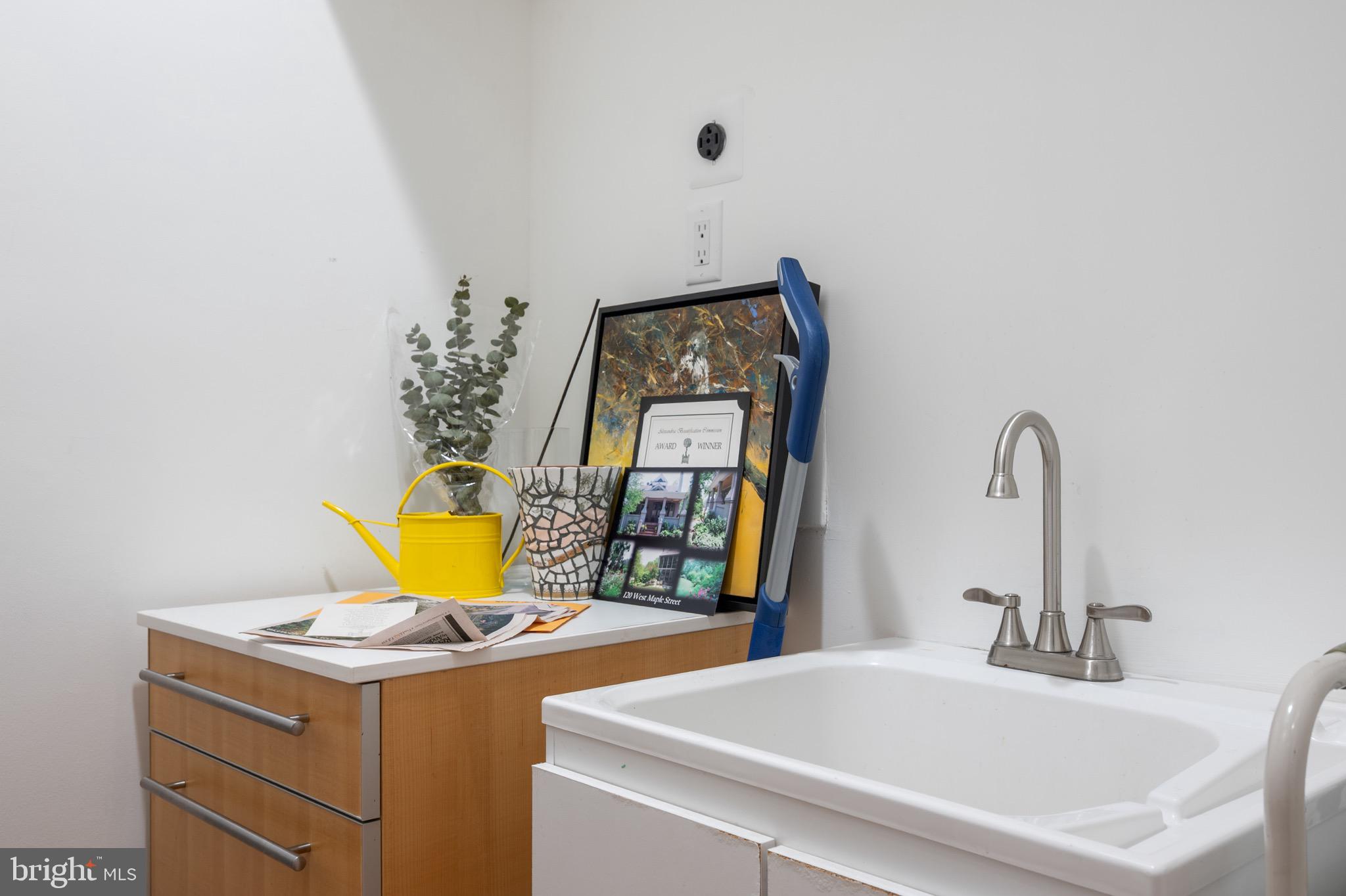 120 West Maple Street Alexandria, VA 22301 - Photo 29 of 100 a bathroom with a sink and a mirror