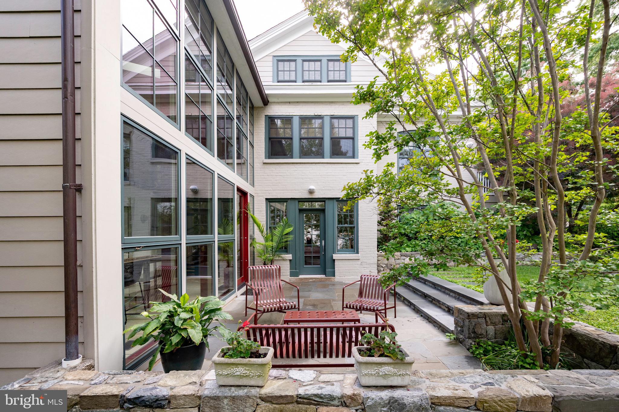 120 West Maple Street Alexandria, VA 22301 - Photo 5 of 100 Private patio retreat