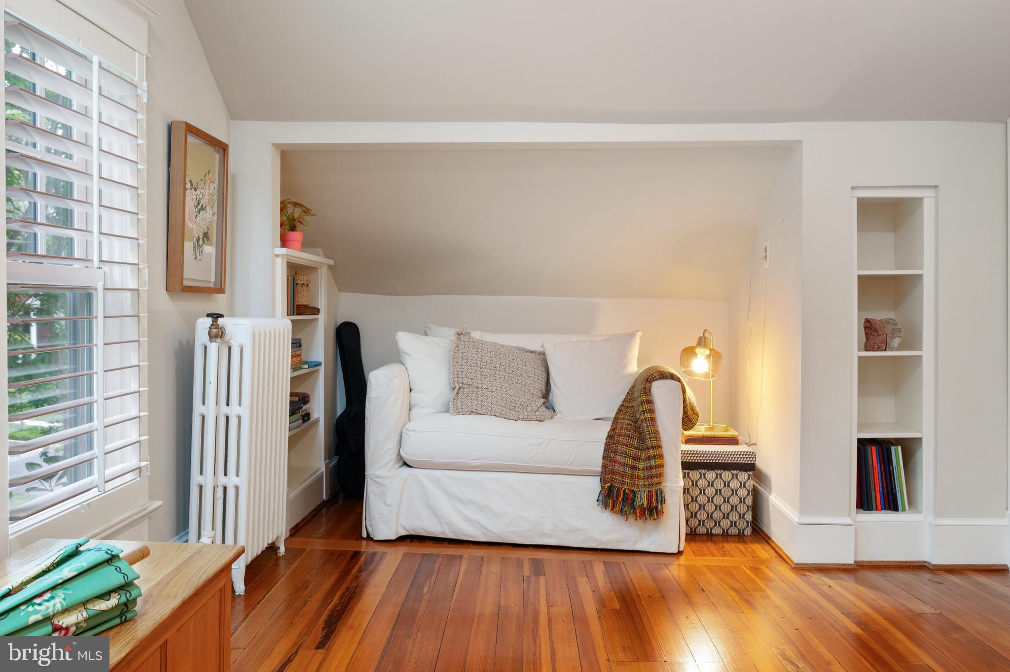 120 West Maple Street Alexandria, VA 22301 - Photo 62 of 100 a living room with furniture and a wooden floor