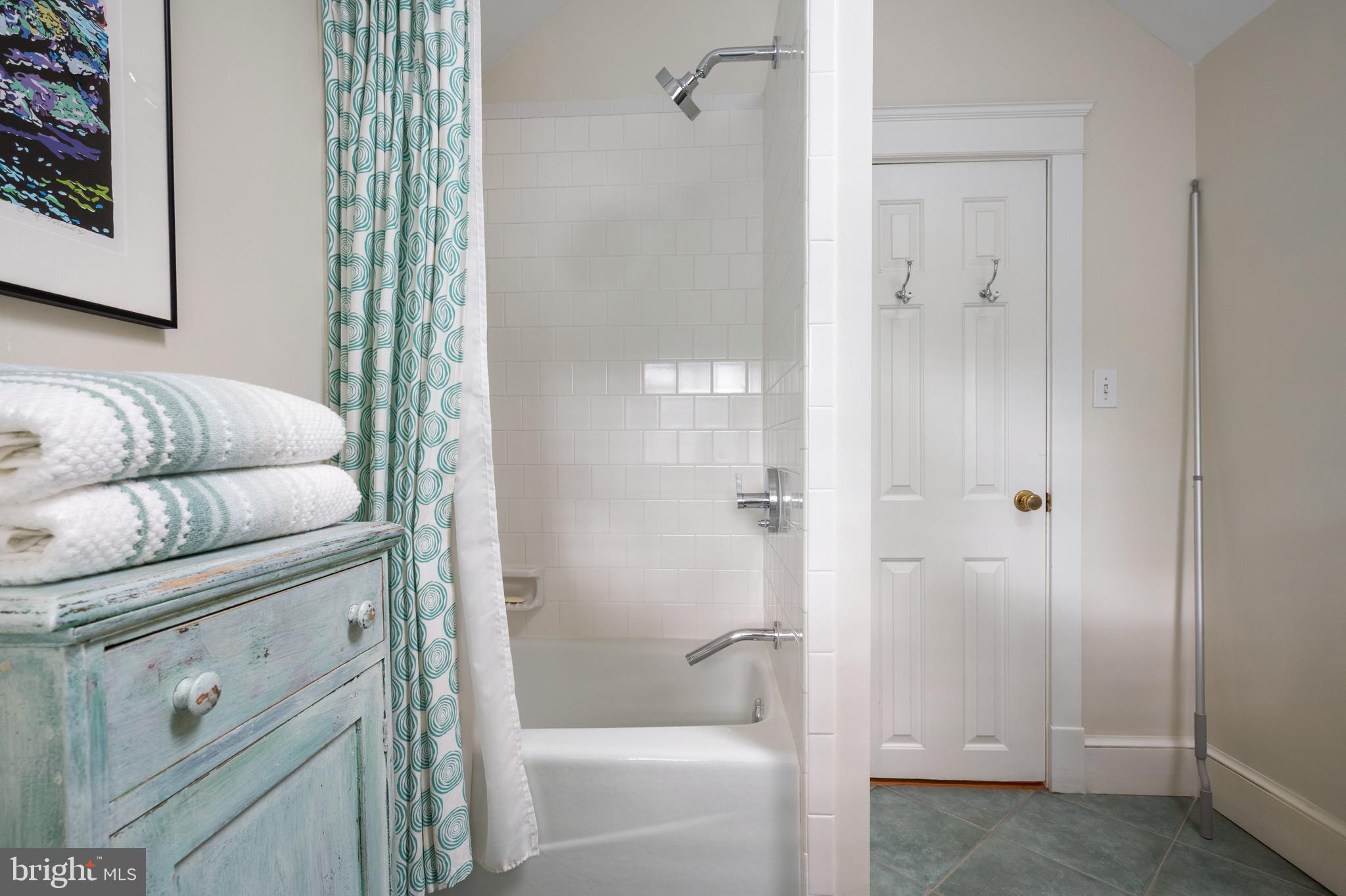 120 West Maple Street Alexandria, VA 22301 - Photo 65 of 100 Second bathroom with Tub/Shower