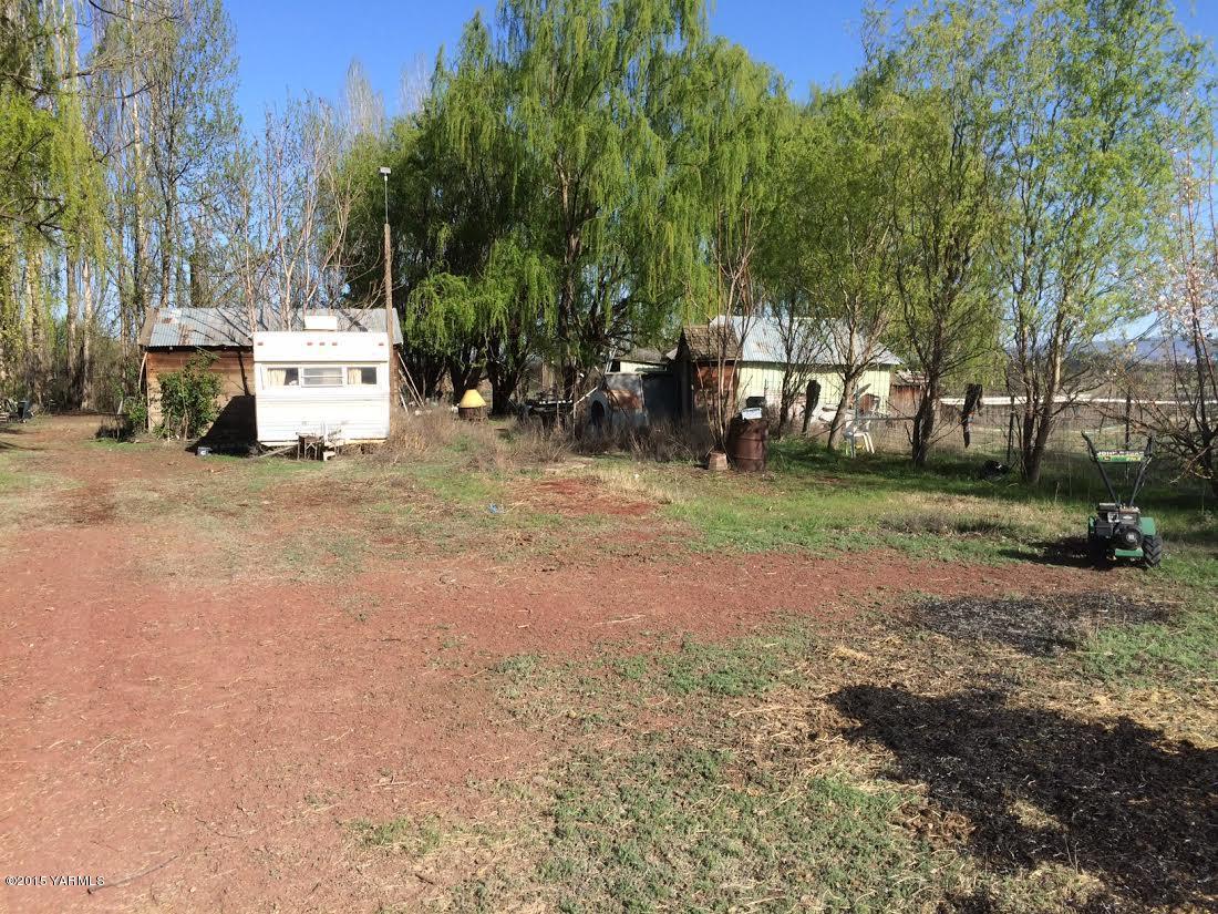 3930 Midvale Road Mabton, WA 98935 - Photo 4 of 8 a view of a yard with large trees